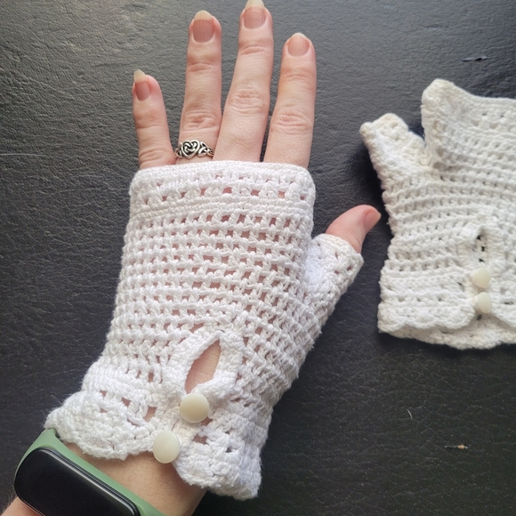 🖤White crochet fingerless gloves - Picture 2 of 3